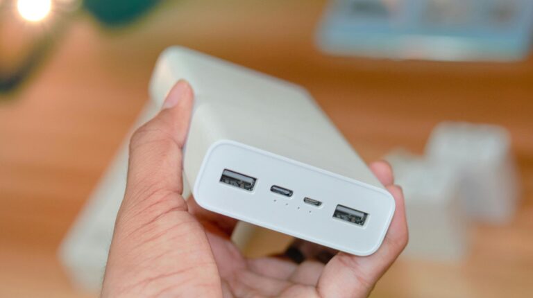 Travel gadgets like portable power banks keeps devices on while you're travelling