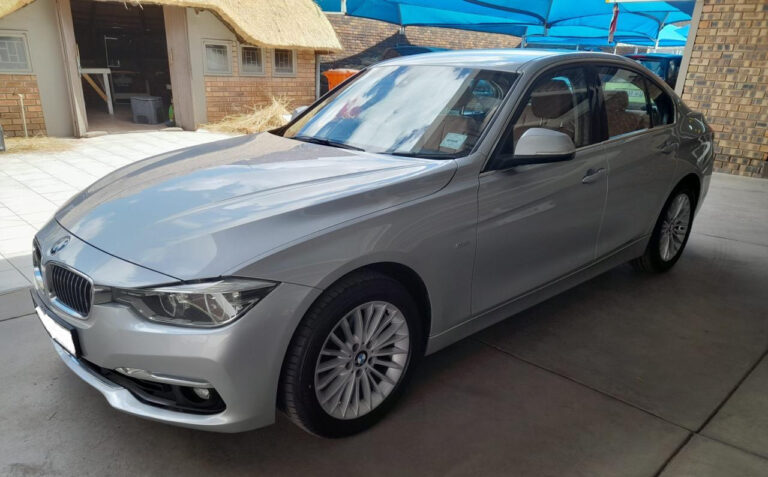 BMW 320i: One of Tarlen's most rented cars